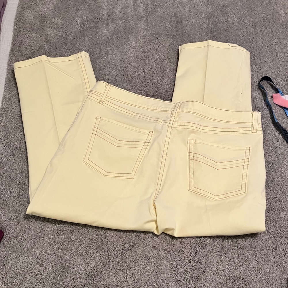 Old Navy Low-Rise Hemmed Short Boot Cut Jeans Pale Yellow sz 16 EUC